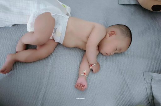 陕西三个月宝宝抬头不稳